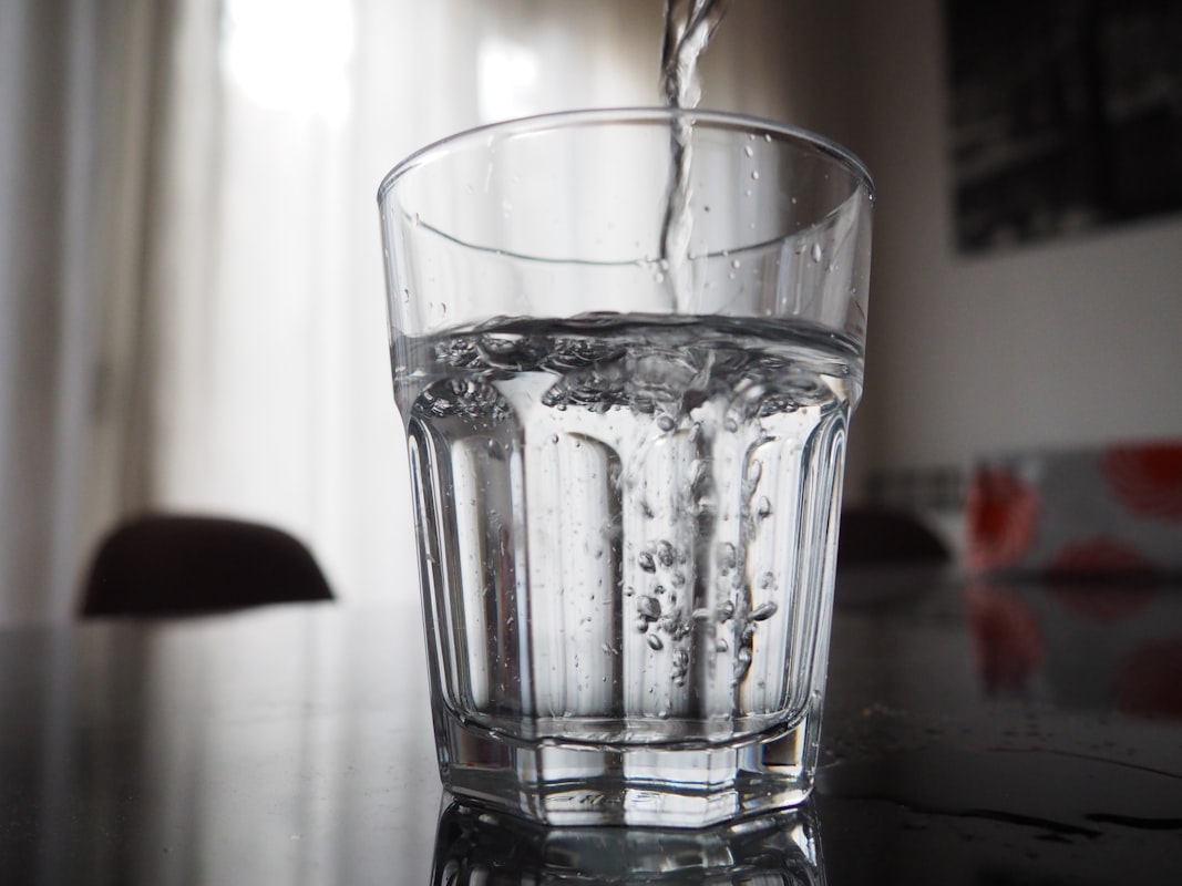 Morgendliche Routine mit Wasserglas und Entspannung